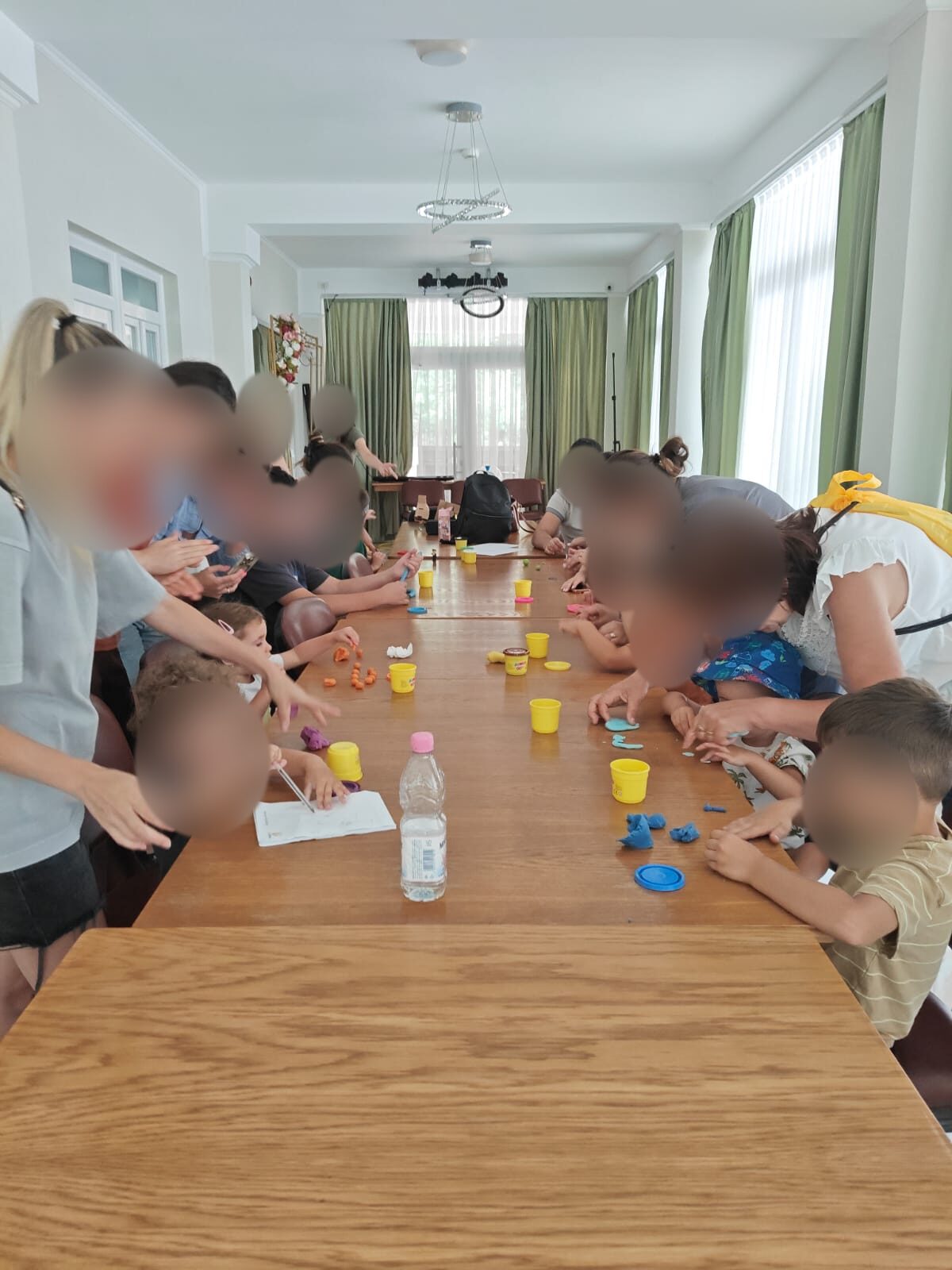 Atelier creativ pentru copii și părinți, cu fețele anonimizate