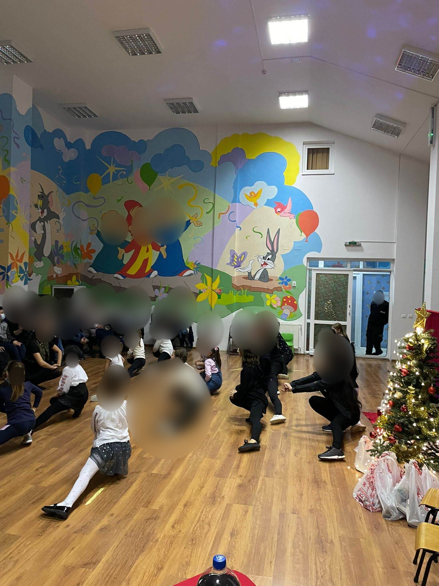 Activitate de dans în grup, cu fețele participanților anonimizate