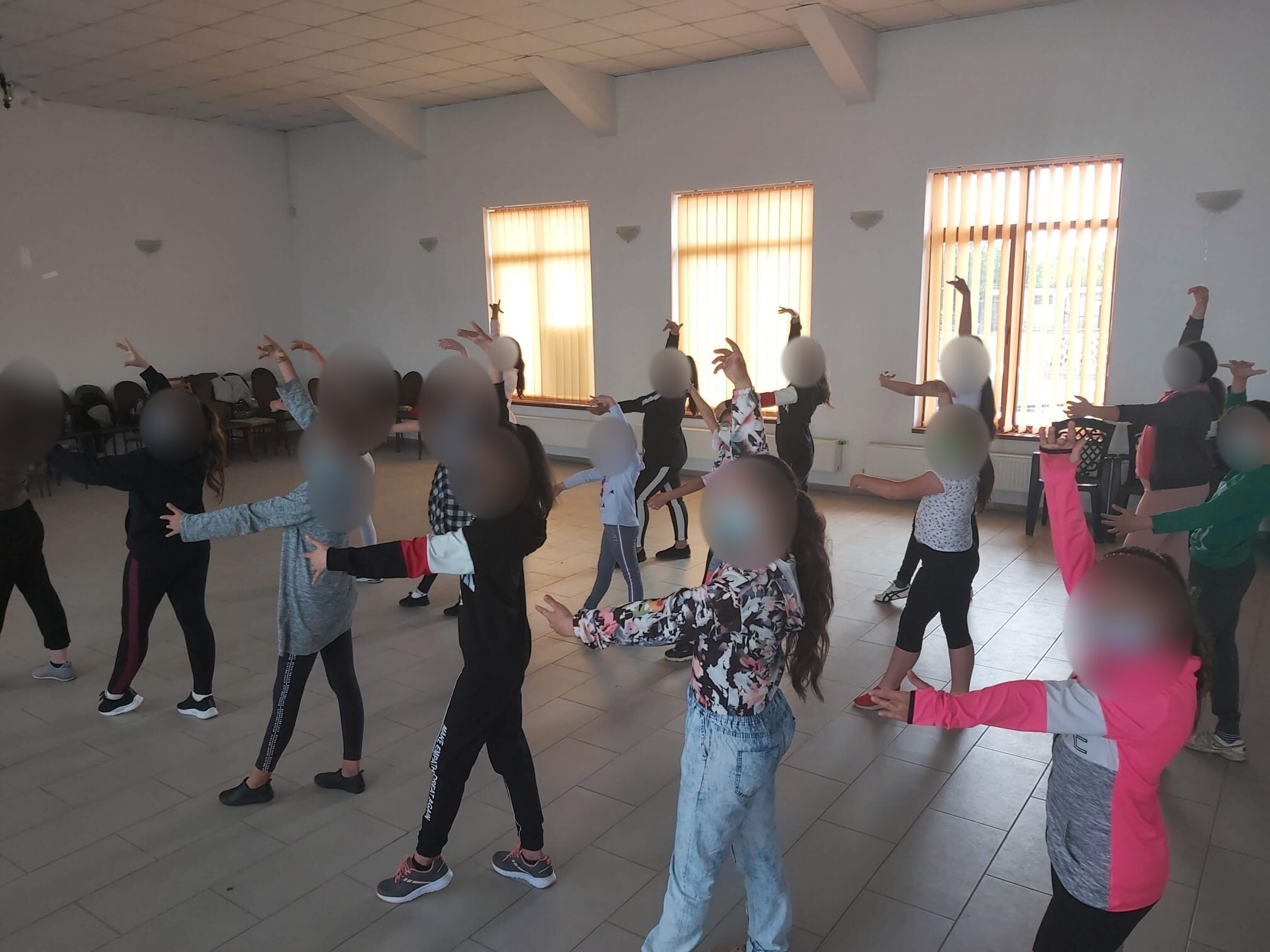 Exercițiu de coordonare la dans, cu fețele copiilor anonimizate