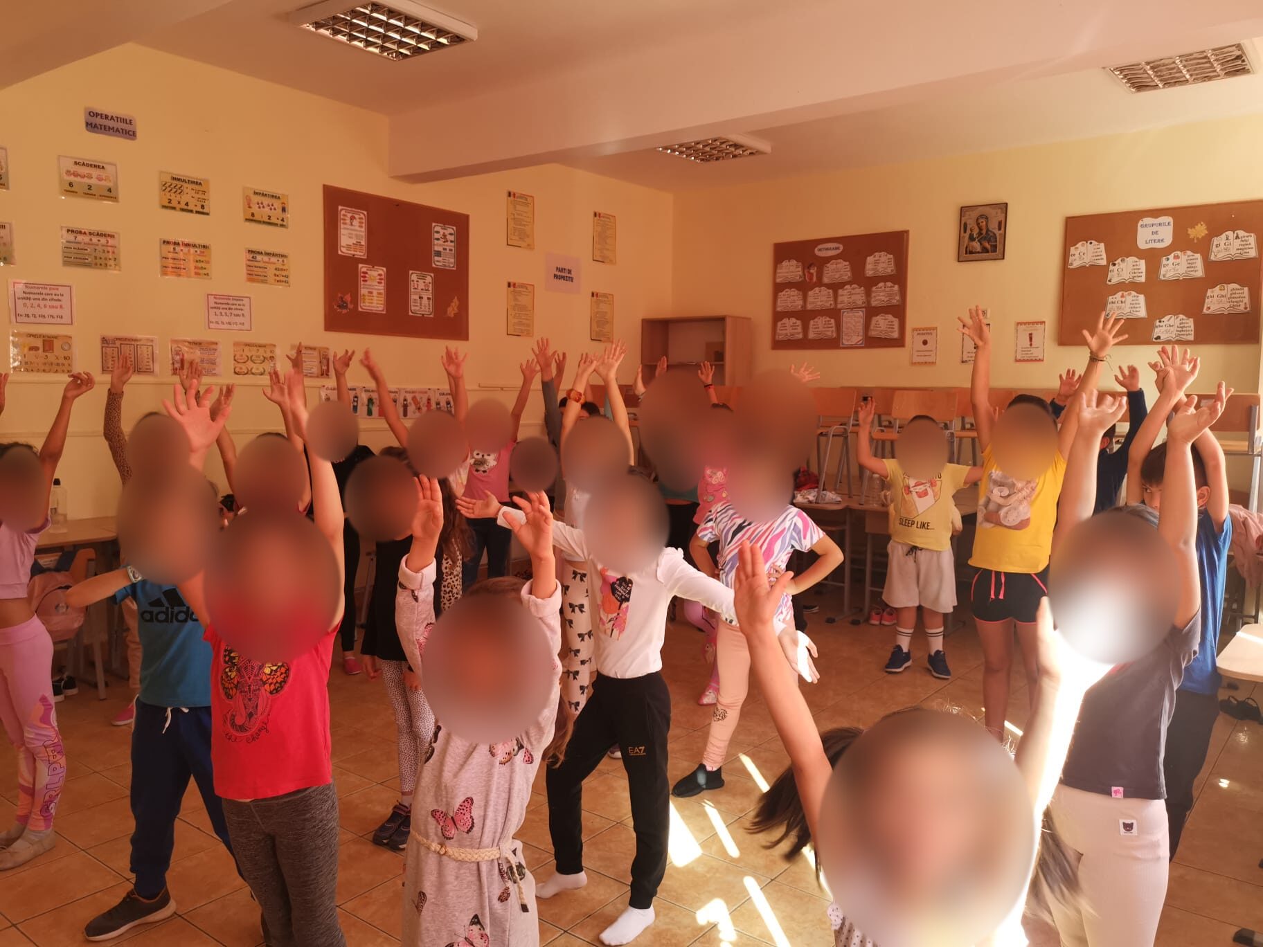 Joc de mișcare la clasă, cu fețele copiilor anonimizate