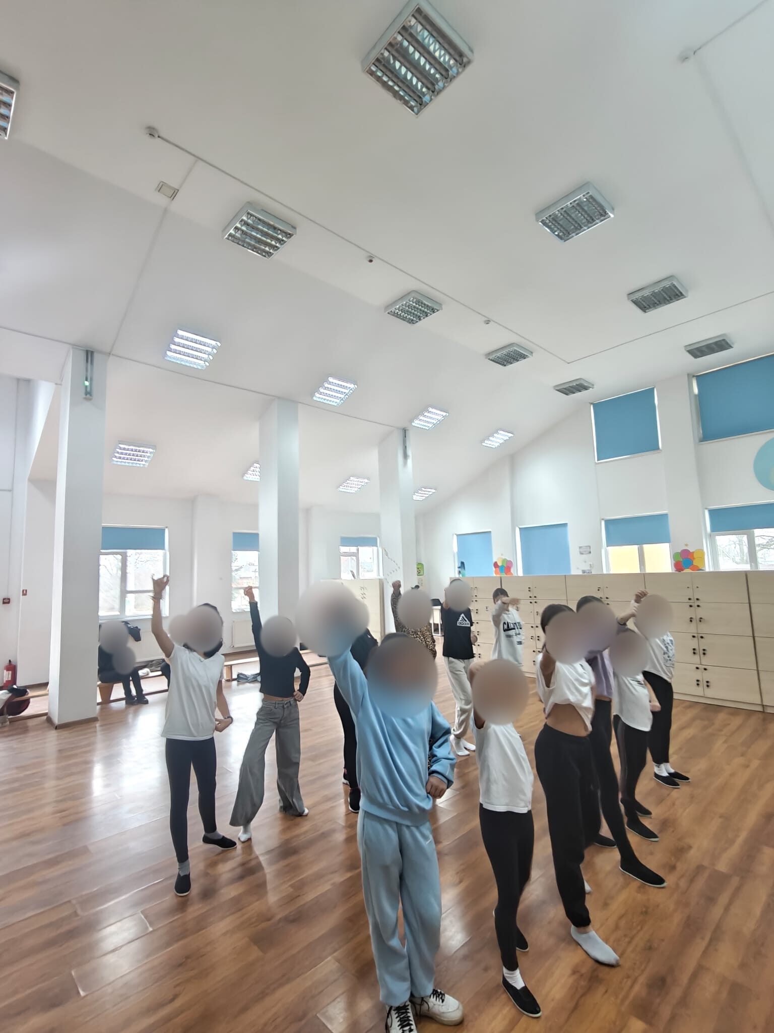 Atelier coregrafic pentru copii, cu fețele anonimizate