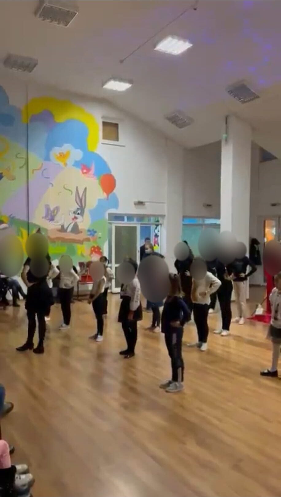 Repetiție de dans în grup, cu fețele anonimizate