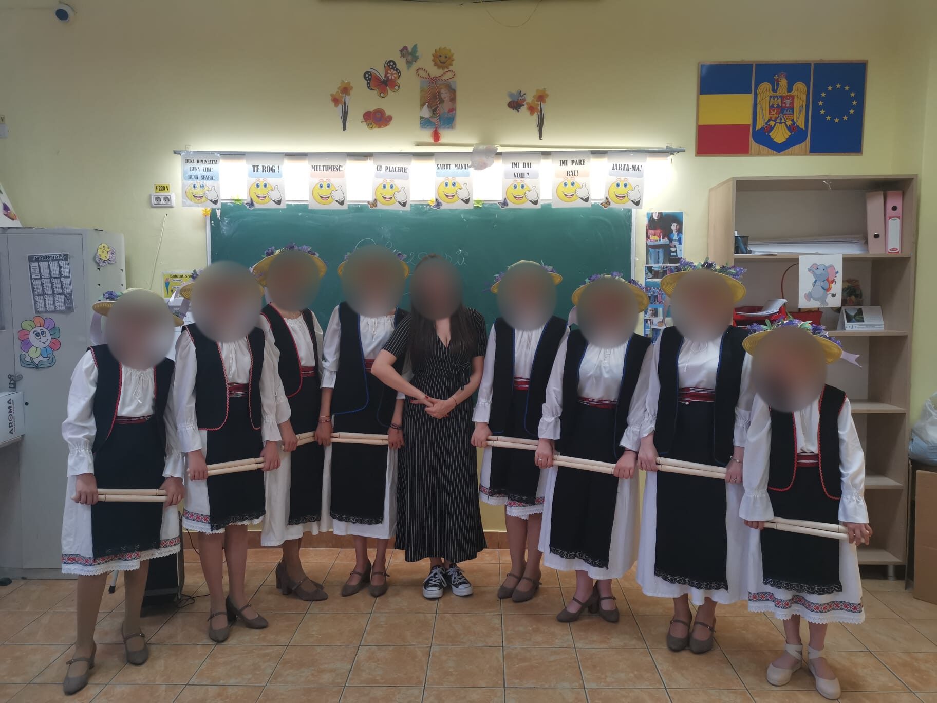 Grup în costume tradiționale, cu toate fețele anonimizate