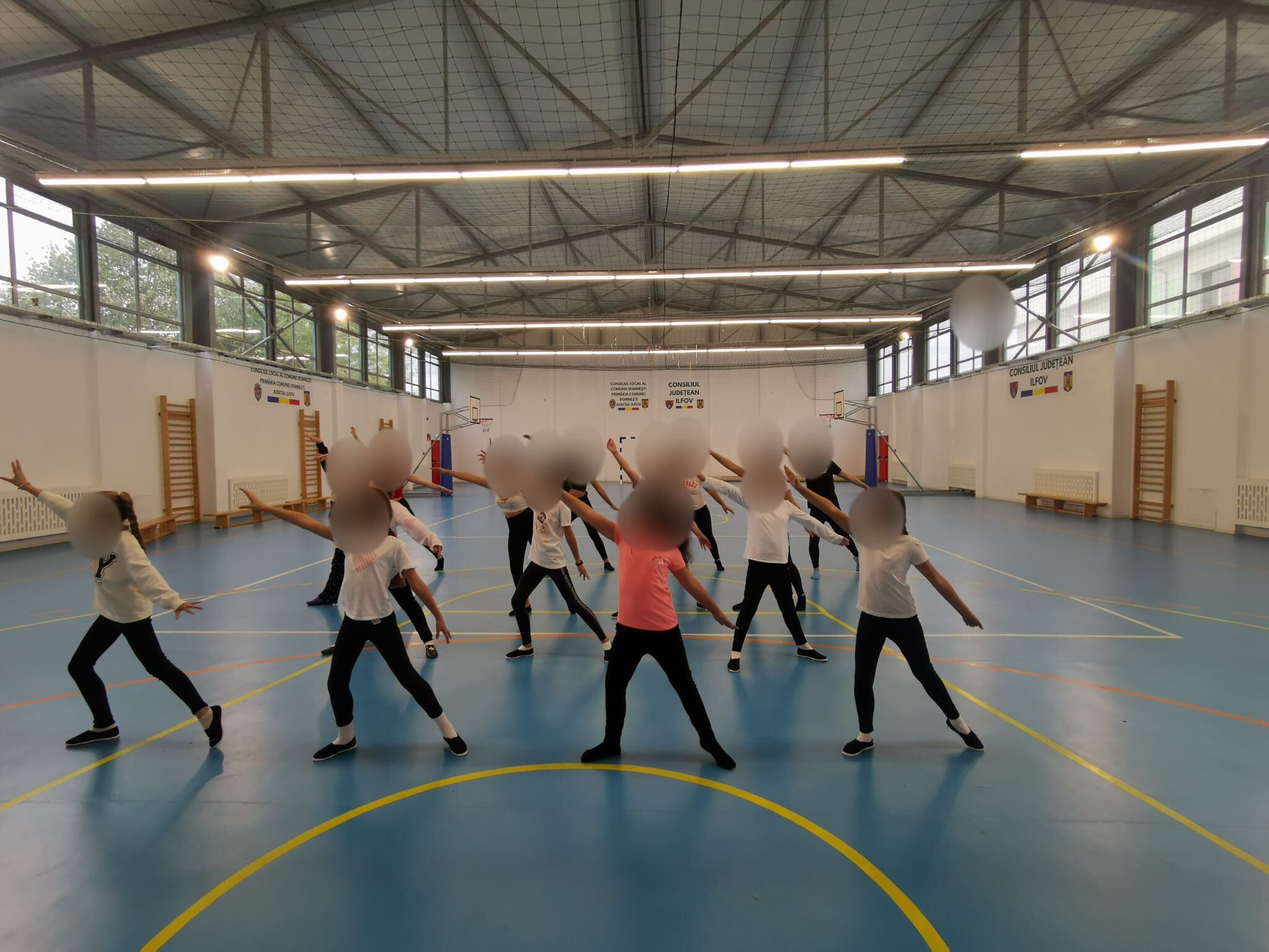 Exercițiu de dans în sala de sport, cu fețele anonimizate